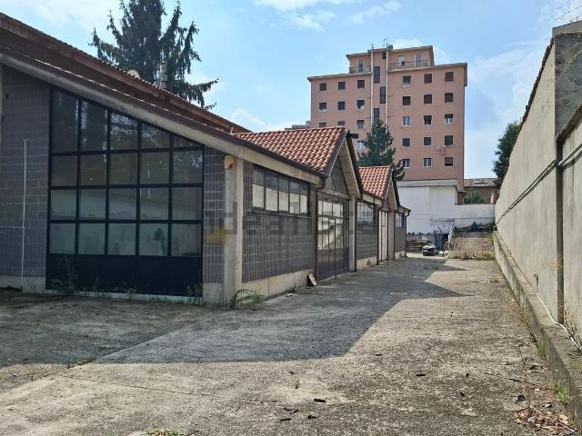 Locale Commerciale in vendita a Cavenago Brianza, Lombardia