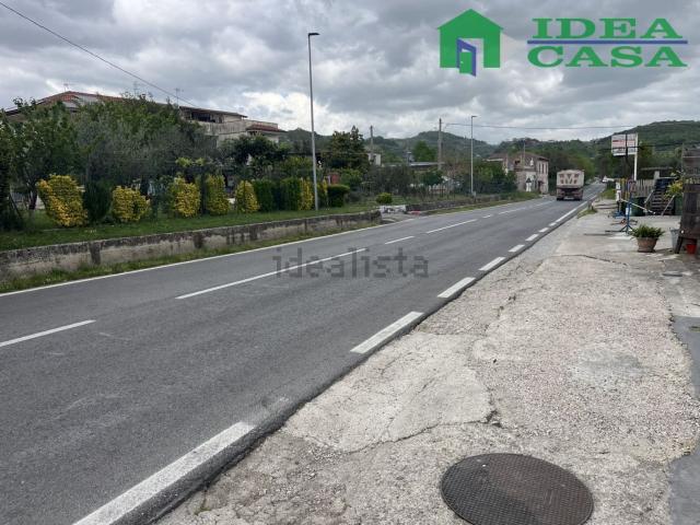 Locale Commerciale in vendita a Piana Di Monte Verna, Campania