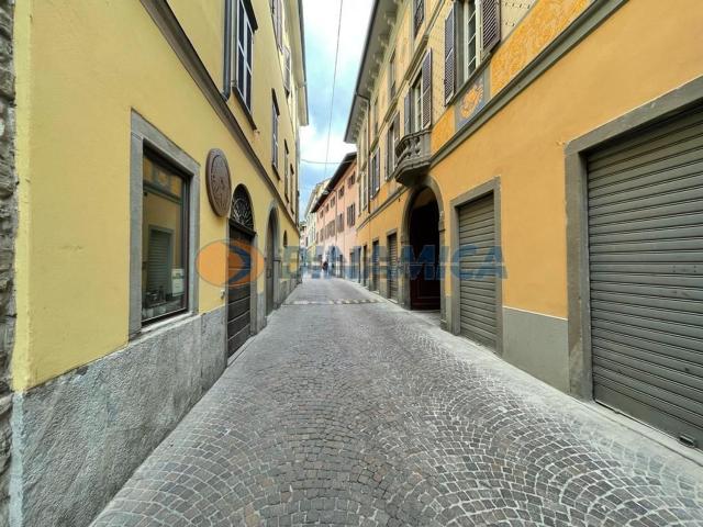 Locale Commerciale in vendita a Piazza, Caprino Bergamasco