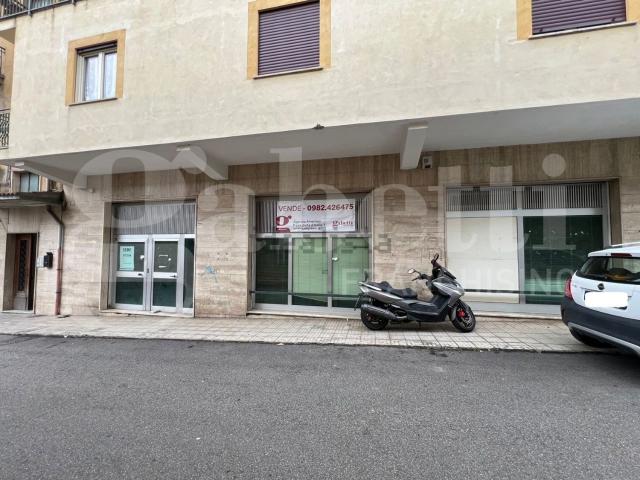 Locale Commerciale in vendita a Calabria, Cosenza