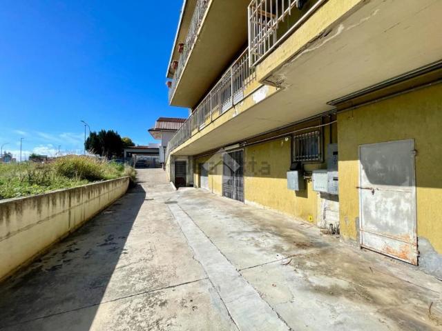 Locale Commerciale in vendita a Villa Raspa, Spoltore