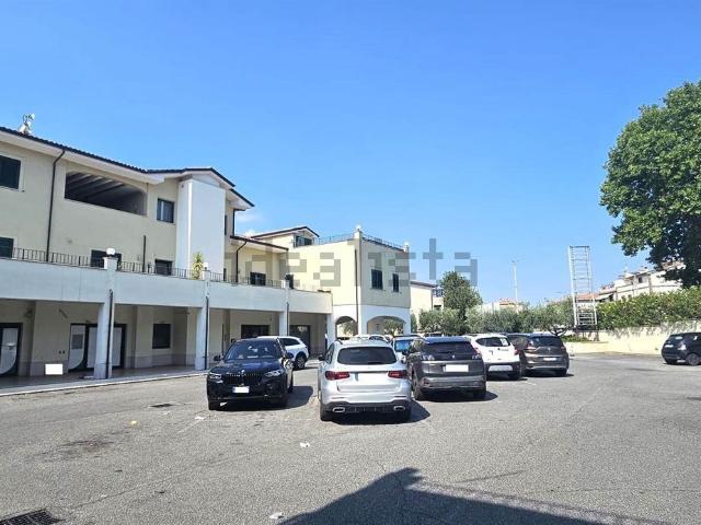 Locale Commerciale in vendita a Acquaviva, Roma Capitale