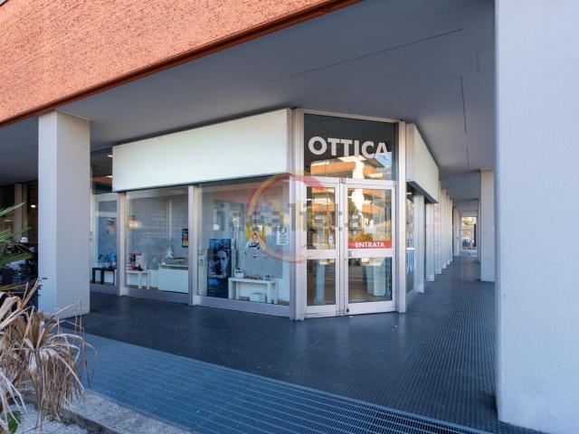 Locale Commerciale in vendita a Comunità Alto Garda e Ledro, Riva