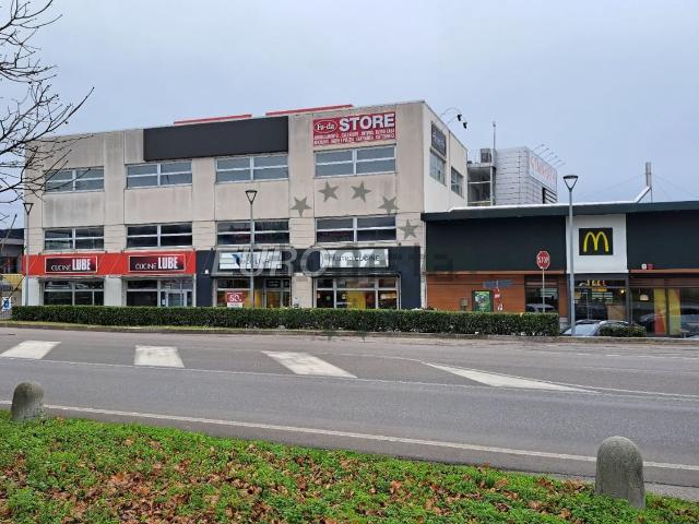 Locale Commerciale in vendita a Affi, Veneto