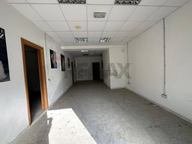 Locale Commerciale in vendita a Cercola, Campania
