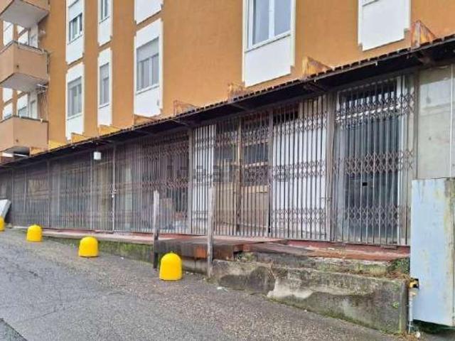 Locale Commerciale in vendita a Centro, Piemonte