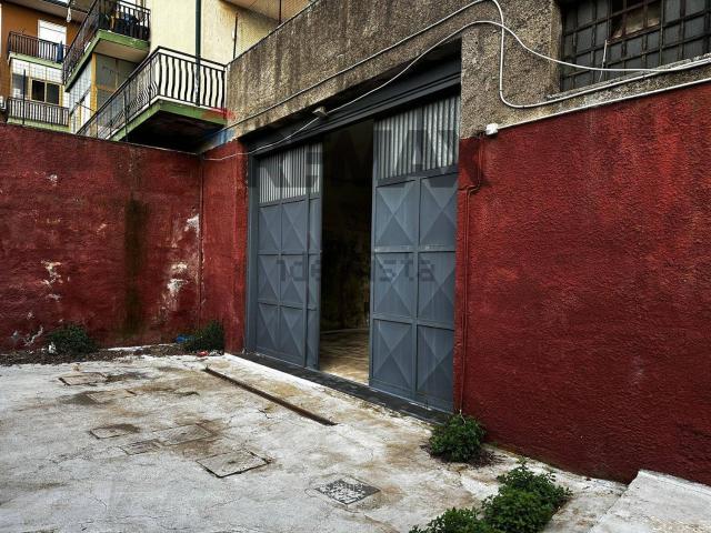 Locale Commerciale in vendita a Mascalucia, Sicilia