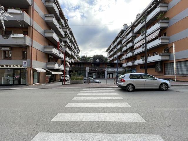 Locale Commerciale in vendita a Santi Filippo e Giacomo, Marche