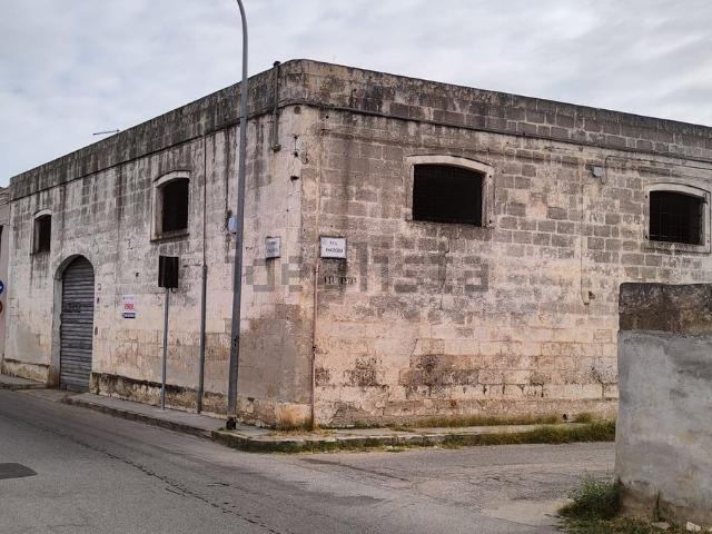 Locale Commerciale in vendita a Sava, Taranto