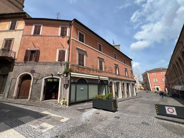 Locale Commerciale in vendita a Centro, Marche