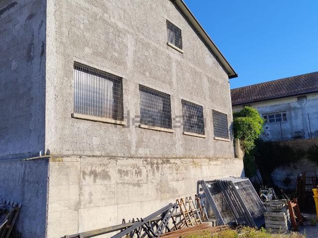 Locale Commerciale in vendita a Tre Ponti, Marche