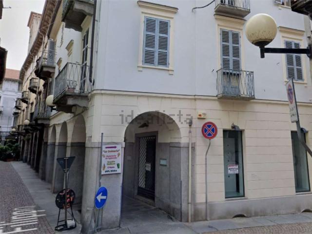 Locale Commerciale in vendita a Piazzo, Piemonte