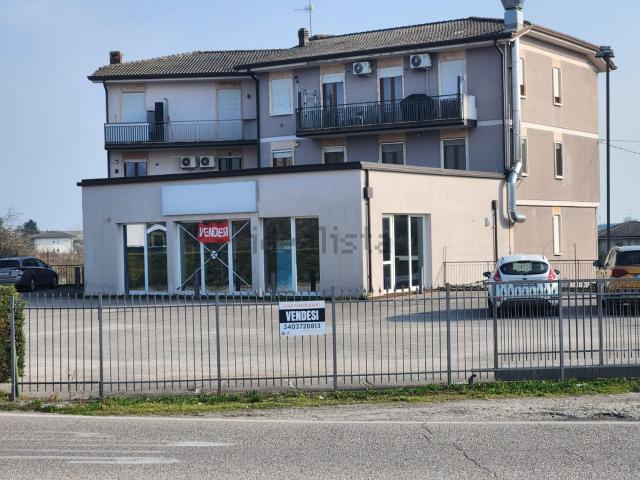 Locale Commerciale in vendita a Pescantina, Veneto
