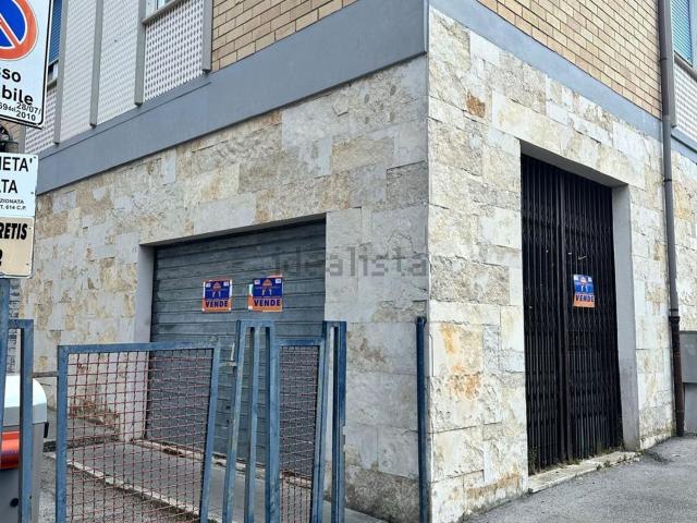 Locale Commerciale in vendita a Campobasso, Molise