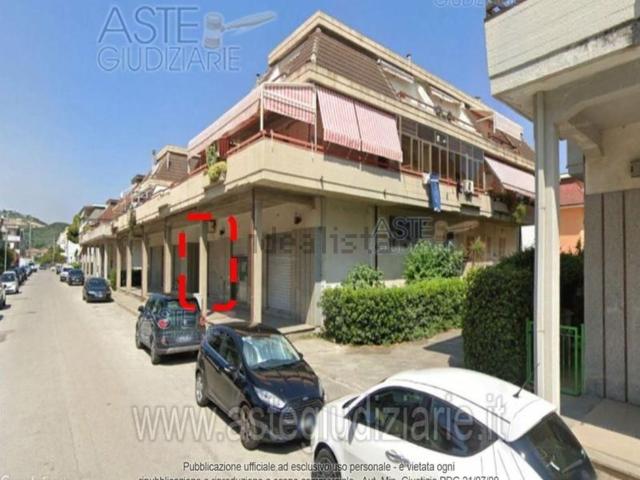 Locale Commerciale in vendita a Unione dei Comuni della Val Vibrata, Martinsicuro