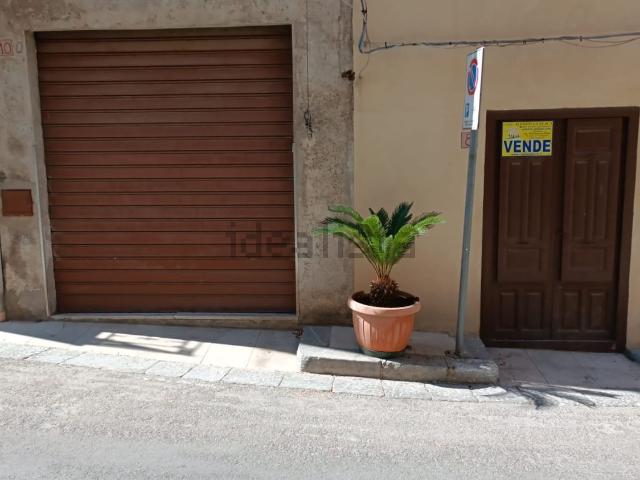 Locale Commerciale in vendita a Polizzi Generosa, Sicilia