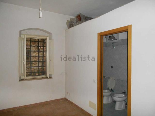 Locale Commerciale in vendita a Levane alta, Montevarchi