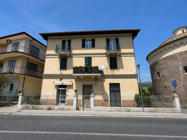 Locale Commerciale in vendita a Villanova D'albenga, Liguria