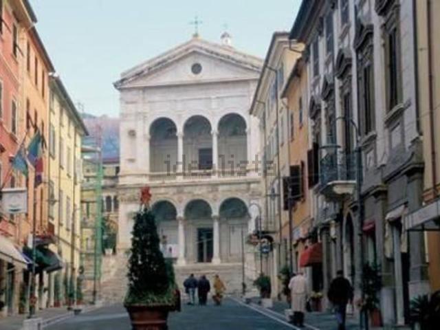 Locale Commerciale in vendita a San Carlo, Marina Di Massa