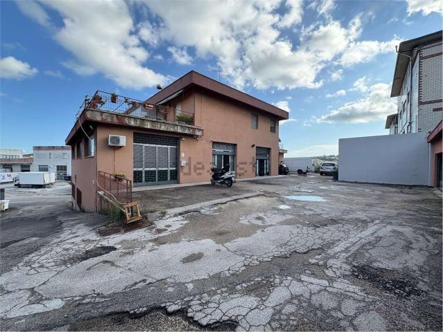 Locale Commerciale in vendita a Baraccola Ovest, Marche
