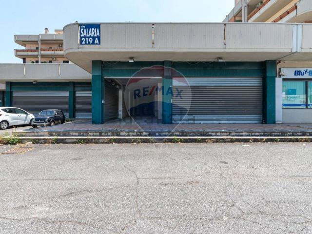 Locale Commerciale in vendita a Monterotondo Scalo, Roma Capitale