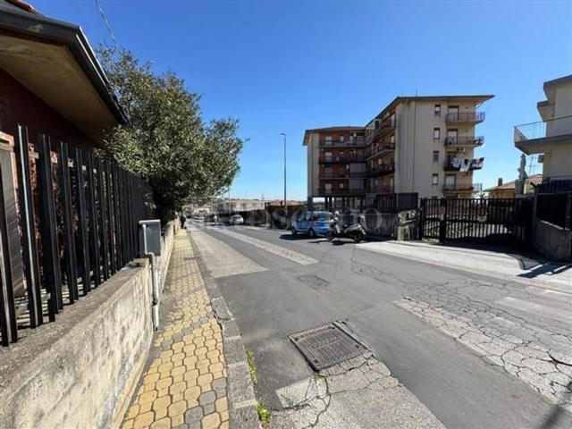 Locale Commerciale in vendita a San Giovanni Galermo-Trappeto-Cibali, Catania