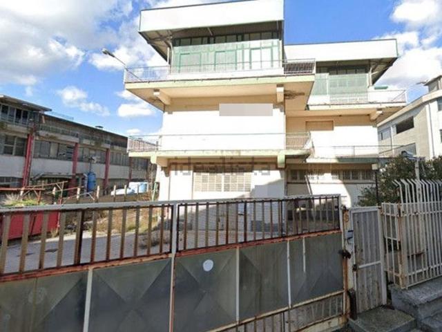 Locale Commerciale in vendita a Solofra, Campania