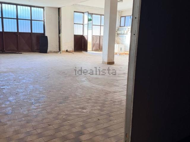 Locale Commerciale in vendita a Zona industriale Corridonia, Marche