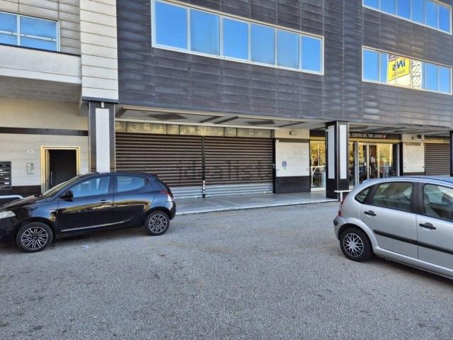 Locale Commerciale in vendita a Aprilia, Lazio