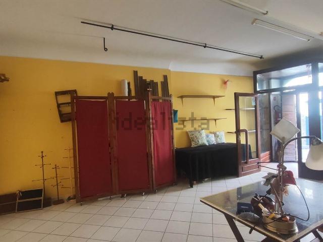 Locale Commerciale in vendita a Marche, Ancona