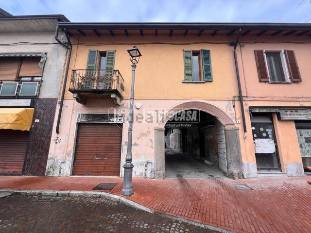 Locale Commerciale in vendita a Gerenzano, Varese