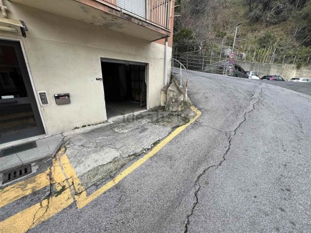 Locale Commerciale in vendita a Val Polcevera, Serra Riccò