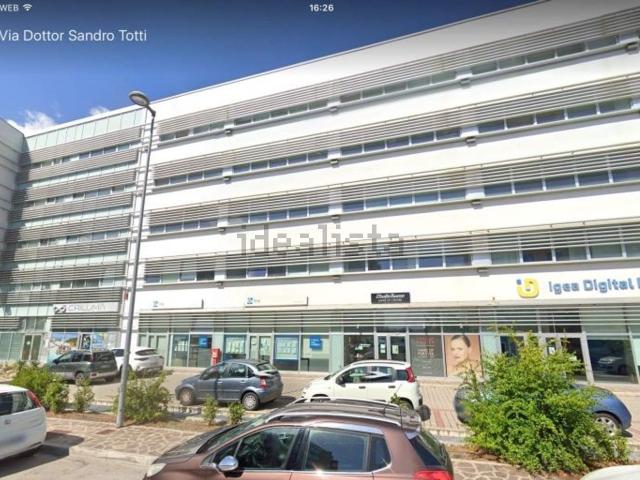 Locale Commerciale in vendita a Baraccola Ovest, Marche