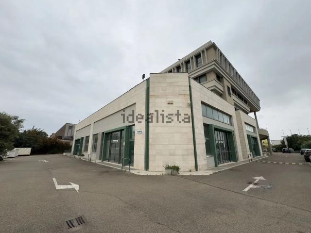 Locale Commerciale in vendita a Sant'Avendrace-Santa Gilla, Cagliari