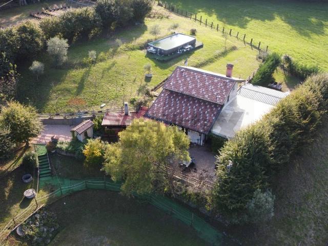 Locale Commerciale in vendita a Solto Collina, Lombardia
