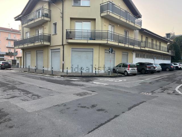 Locale Commerciale in vendita a Verano Brianza, Lombardia