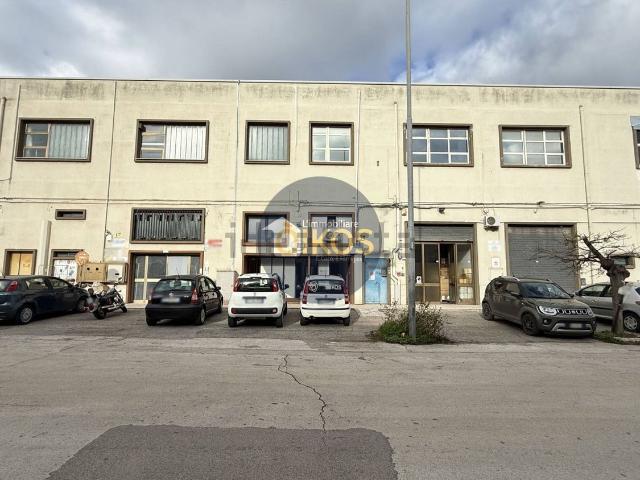 Locale Commerciale in vendita a Puglia, Bari