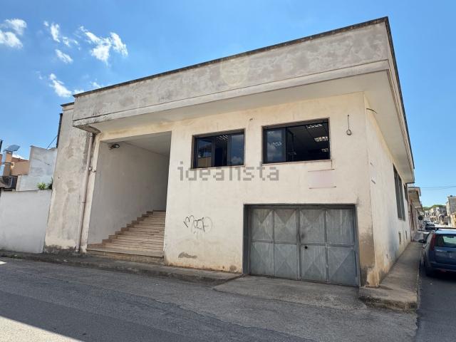 Locale Commerciale in vendita a Puglia, Taranto