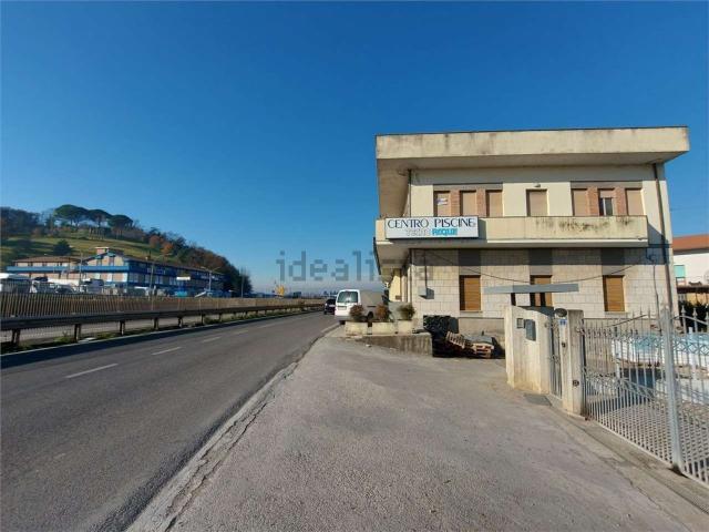 Locale Commerciale in vendita a Ponte San Giovanni, Cenerente