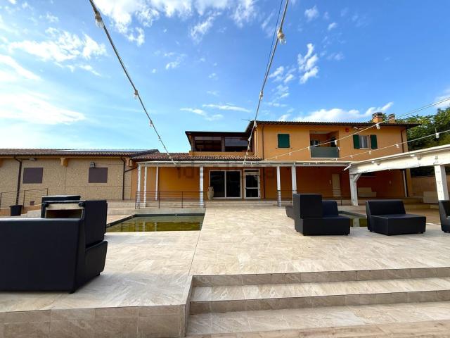 Locale Commerciale in vendita a Trevi, Umbria