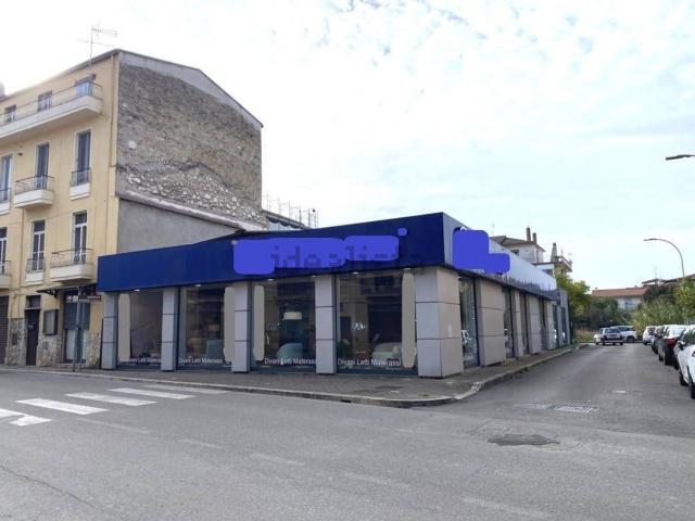Locale Commerciale in vendita a Porta Roma, Salto Di Fondi