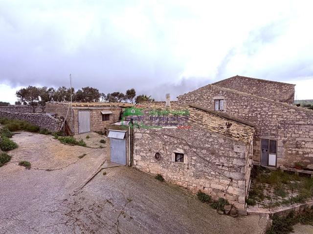 Locale Commerciale in vendita a Ragusa, Sicilia