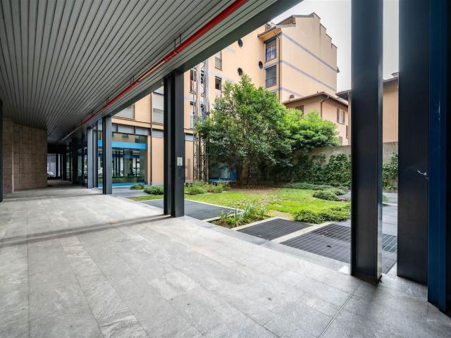 Locale Commerciale in vendita a Pescarenico, Lecco