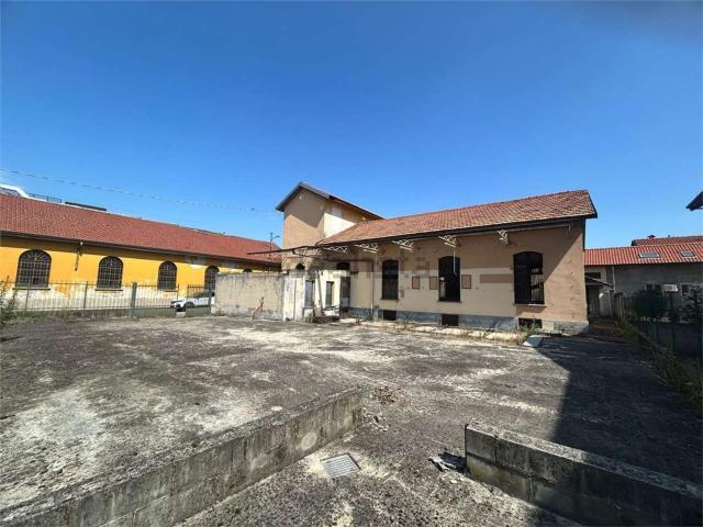 Locale Commerciale in vendita a Lonate Pozzolo, Lombardia