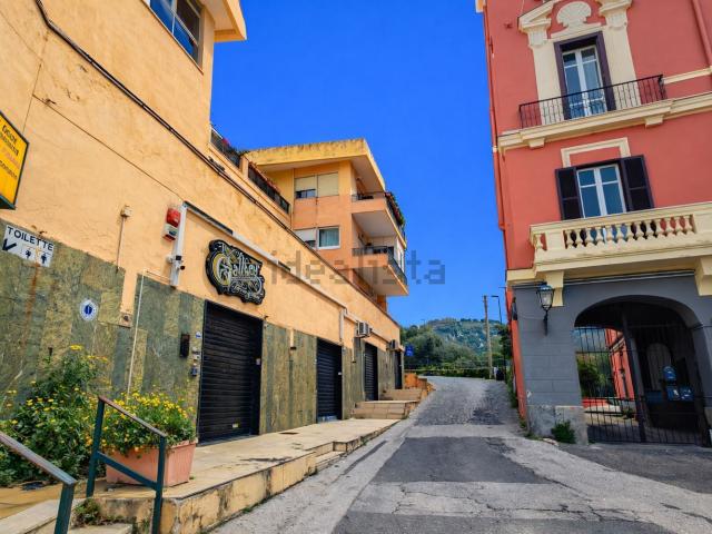 Locale Commerciale in vendita a Pisciarelli, Pozzuoli