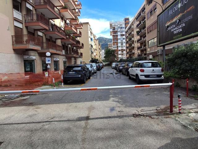 Locale Commerciale in vendita a VI Circoscrizione, Palermo