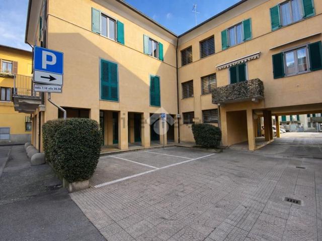 Locale Commerciale in vendita a Carcano, Albavilla