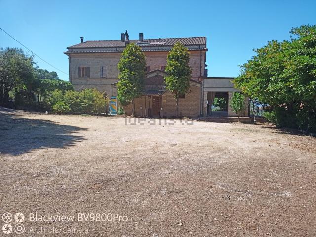Locale Commerciale in vendita a Assisi, Umbria
