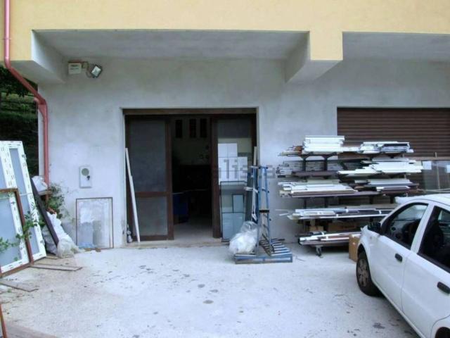 Locale Commerciale in vendita a Calabria, Cosenza