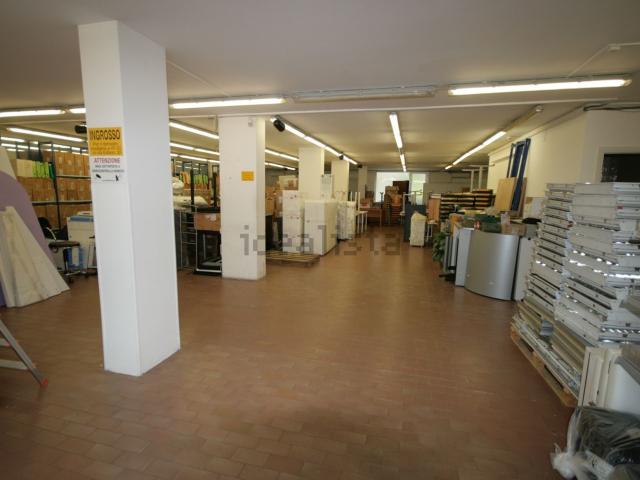 Locale Commerciale in vendita a Cave, Padova